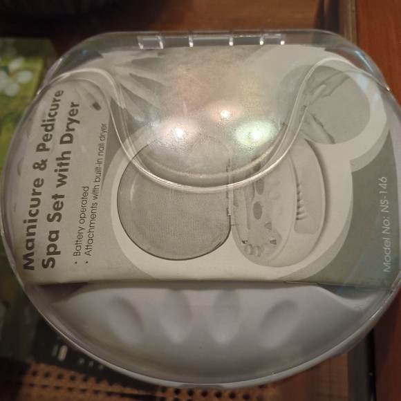 Wellness Manicure and Pedicure Spa Set with Dryer‎ - Picture 1 of 5
